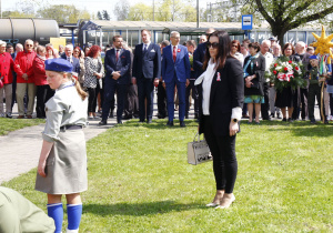 Zdjęcie delegacji składającej kwiaty podczas Uroczystych Obchodów 231 Rocznicy Uchwalenia Konstytucji 3 Maja przy Pomniku Orła Białego w Koluszkach