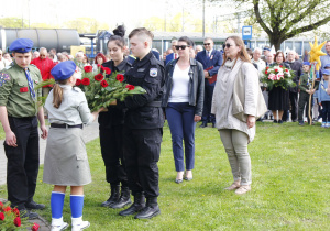 Zdjęcie delegacji składającej kwiaty podczas Uroczystych Obchodów 231 Rocznicy Uchwalenia Konstytucji 3 Maja przy Pomniku Orła Białego w Koluszkach