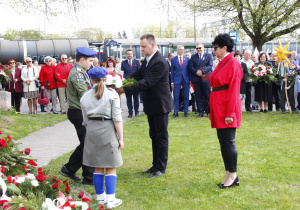 Zdjęcie delegacji składającej kwiaty podczas Uroczystych Obchodów 231 Rocznicy Uchwalenia Konstytucji 3 Maja przy Pomniku Orła Białego w Koluszkach