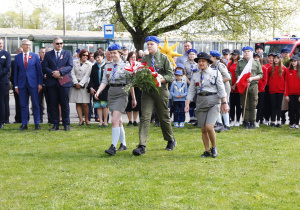 Zdjęcie delegacji składającej kwiaty podczas Uroczystych Obchodów 231 Rocznicy Uchwalenia Konstytucji 3 Maja przy Pomniku Orła Białego w Koluszkach