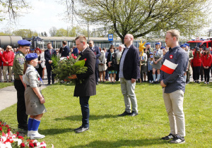 Zdjęcie delegacji składającej kwiaty podczas Uroczystych Obchodów 231 Rocznicy Uchwalenia Konstytucji 3 Maja przy Pomniku Orła Białego w Koluszkach