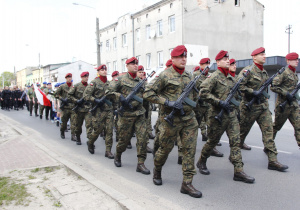 Zdjęcie uczestników przemarszu pod Pomnik Orła Białego w Koluszkach podczas Uroczystych Obchodów 231 Rocznicy Uchwalenia Konstytucji 3 Maja