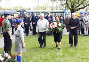 Zdjęcie delegacji składającej kwiaty podczas Uroczystych Obchodów 231 Rocznicy Uchwalenia Konstytucji 3 Maja przy Pomniku Orła Białego w Koluszkach