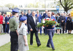 Zdjęcie delegacji składającej kwiaty podczas Uroczystych Obchodów 231 Rocznicy Uchwalenia Konstytucji 3 Maja przy Pomniku Orła Białego w Koluszkach