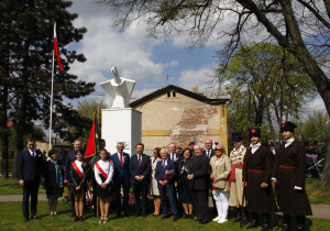 Zdjęcie uczestników podczas Uroczystych Obchodów 231 Rocznicy Uchwalenia Konstytucji 3 Maja przy Pomniku Orła Białego w Koluszkach