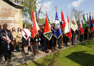 Zdjęcie pocztów sztandarowych podczas Uroczystych Obchodów 231 Rocznicy Uchwalenia Konstytucji 3 Maja przy Pomniku Orła Białego w Koluszkach