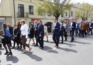 Zdjęcie uczestników przemarszu pod Pomnik Orła Białego w Koluszkach podczas Uroczystych Obchodów 231 Rocznicy Uchwalenia Konstytucji 3 Maja