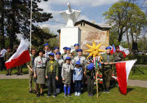 Zdjęcie uczestników podczas Uroczystych Obchodów 231 Rocznicy Uchwalenia Konstytucji 3 Maja przy Pomniku Orła Białego w Koluszkach