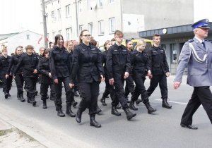 Zdjęcie uczestników przemarszu pod Pomnik Orła Białego w Koluszkach podczas Uroczystych Obchodów 231 Rocznicy Uchwalenia Konstytucji 3 Maja