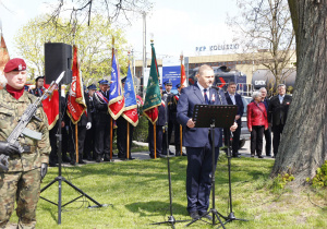 Zdjęcie Burmistrza Koluszek Waldemara Chałata podczas wystąpienia w ramach Uroczystych Obchodów 231 Rocznicy Uchwalenia Konstytucji 3 Maja przy Pomniku Orła Białego w Koluszkach