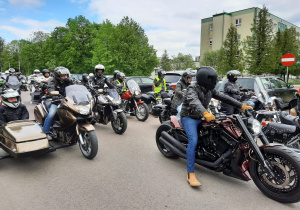 Zdjęcie motocyklistów - uczestników IX Koluszkowskiego Zlotu Motocyklowego siedzących na motorach