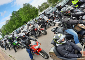 Zdjęcie motocyklistów - uczestników IX Koluszkowskiego Zlotu Motocyklowego siedzących na motorach
