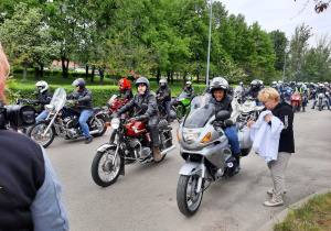 Zdjęcie motocyklistów oraz organizatorów wręczających pamiatkowe koluszki podczas IX Koluszkowskiego Zlotu Motocyklowego