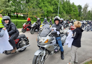Zdjęcie motocyklistów oraz organizatorów wręczających pamiatkowe koluszki podczas IX Koluszkowskiego Zlotu Motocyklowego