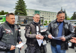 Zdjęcie Burmistrza Koluszek wręczającego podziękowania za udział uczesnikom IX Koluszkowskiego Zlotu Motocyklowego na parkingu przed Urzędem Miejskim w Koluszkach