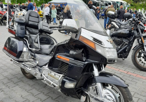 Zdjęcie motocykli prezentowanych podczas IX Koluszkowskiego Zlotu Motocyklowego na parkingu przed Urzędem Miejskim w Koluszkach