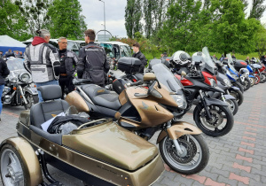 Zdjęcie motocykli prezentowanych podczas IX Koluszkowskiego Zlotu Motocyklowego na parkingu przed Urzędem Miejskim w Koluszkach
