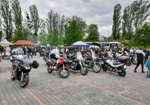 Zdjęcie motocykli prezentowanych podczas IX Koluszkowskiego Zlotu Motocyklowego na parkingu przed Urzędem Miejskim w Koluszkach