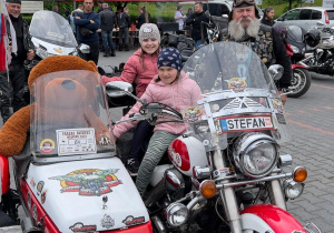 Zdjęcie uczesntników oraz motocykli prezentowanych podczas IX Koluszkowskiego Zlotu Motocyklowego na parkingu przed Urzędem Miejskim w Koluszkach