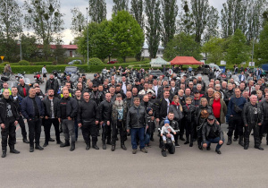 Zdjęcie uczesntników IX Koluszkowskiego Zlotu Motocyklowego na parkingu przed Urzędem Miejskim w Koluszkach