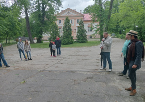 Zdjęcie przedstawia burmistrza Koluszek Waldemara Chałata, przedstawiciela MOK Marcina Francikowskiego oraz instruktora pleneru malarskiego Mateusza Jaśkiewicza podczas powitania uczestników II artystycznego pleneru malarskiego w Lisowicach