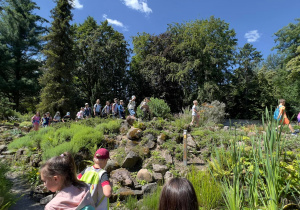 Zdjęcie przedstawia uczestników Wakacji w Mieście 2022 podczas wycieczki do Arboretum w Rogowie