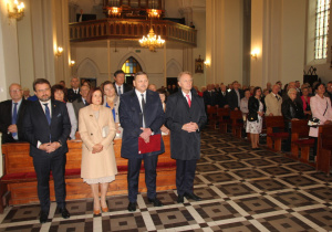 Zdjęcie przedstawicieli władz Gminy Koluszki oraz zaproszonych gości podczas Mszy Świętej w Kościele pw. Niepokalanego Poczęcia NMP w Koluszkach