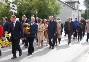 Zdjęcie barwnego korowodu dożynkowego do Parku Miejskiego w Koluszkach