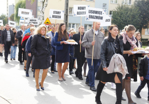 Zdjęcie barwnego korowodu dożynkowego do Parku Miejskiego w Koluszkach