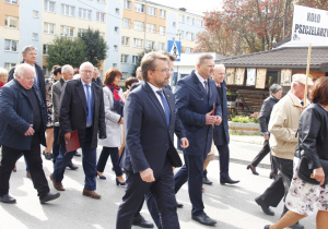 Zdjęcie barwnego korowodu dożynkowego do Parku Miejskiego w Koluszkach