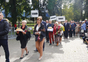 Zdjęcie przedstawicieli sołctw Gminy Koluszki przed złożeniem darów władzom Gminy