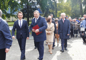 Zdjęcie zaproszonych gości oraz mieszkańców Gminy Koluszki w Amfiteatrze Parku Miejskiego podczas obchodów Dożynek 2022