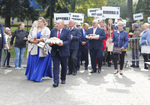 Zdjęcie Starostów tegorocznych Dożynek Wioletty i Sławomira Filipak oraz pozostałych delegacji sołeckich