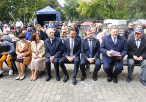 Zdjęcie zaproszonych gości oraz mieszkańców Gminy Koluszki w Amfiteatrze Parku Miejskiego podczas obchodów Dożynek 2022