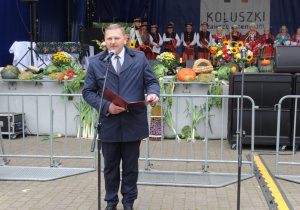 Zdjęcie Burmistrza Koluszek Waldemara Chałata podczas przemówienia w Amfiteatrze Parku Miejskiego