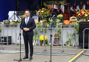 Zdjęcie Ministra Rozwoju i Technologii Waldemara Budy podczas przemówienia w Amfiteatrze Parku Miejskiego