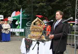 Zdjęcie Wicewojewody Łódzkiego Piotra Ciepluchy podczas przemówienia w Amfiteatrze Parku Miejskiego