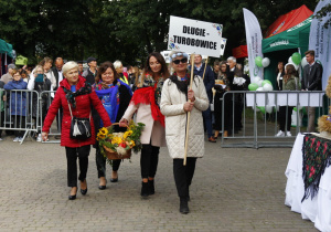 Zdjęcie przedstawicieli sołctw Gminy Koluszki przed złożeniem darów władzom Gminy