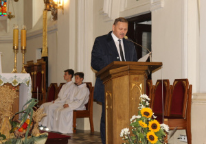 Zdjęcie Burmistrza Koluszek Waldemara Chałata podczas Mszy Świętej w Kościele pw. Niepokalanego Poczęcia NMP w Koluszkach