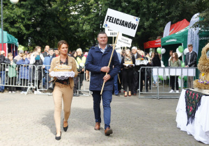 Zdjęcie przedstawicieli sołctw Gminy Koluszki przed złożeniem darów władzom Gminy