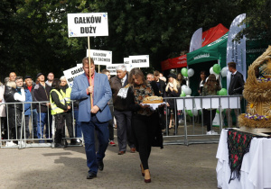 Zdjęcie przedstawicieli sołctw Gminy Koluszki przed złożeniem darów władzom Gminy