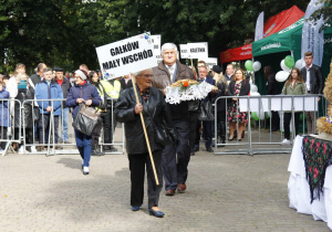 Zdjęcie przedstawicieli sołctw Gminy Koluszki przed złożeniem darów władzom Gminy