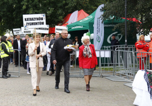 Zdjęcie przedstawicieli sołctw Gminy Koluszki przed złożeniem darów władzom Gminy