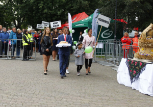 Zdjęcie przedstawicieli sołctw Gminy Koluszki przed złożeniem darów władzom Gminy