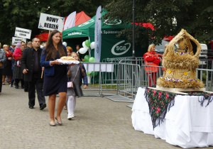 Zdjęcie przedstawicieli sołctw Gminy Koluszki przed złożeniem darów władzom Gminy