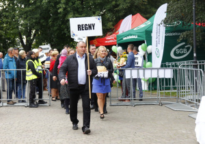 Zdjęcie przedstawicieli sołctw Gminy Koluszki przed złożeniem darów władzom Gminy