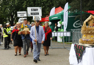 Zdjęcie przedstawicieli sołctw Gminy Koluszki przed złożeniem darów władzom Gminy