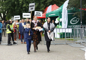 Zdjęcie przedstawicieli sołctw Gminy Koluszki przed złożeniem darów władzom Gminy