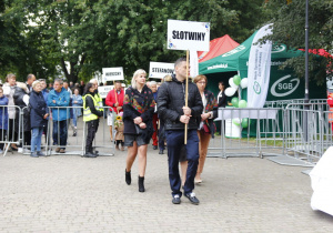 Zdjęcie przedstawicieli sołctw Gminy Koluszki przed złożeniem darów władzom Gminy