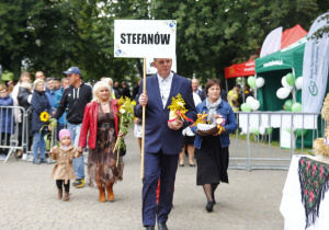 Zdjęcie przedstawicieli sołctw Gminy Koluszki przed złożeniem darów władzom Gminy